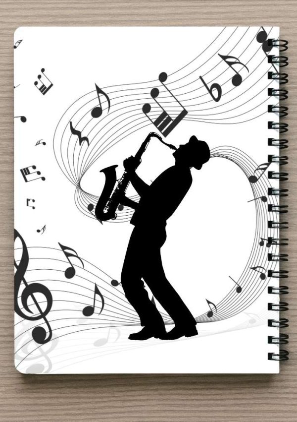 מחברת A5 - צללית של נגן סקסופון בשחור לבן בתוך איור של תווים.